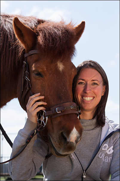 Ich mit meinem Islandpferd Eldur (Foto von Anne Büchner) Ich mit meinem Islandpferd Eldur (Foto von Anne Büchner)