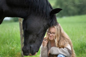 Inniger-Gluecksmoment-Pferd-Mensch Inniger Glücksmoment zwischen Pferd und Mensch