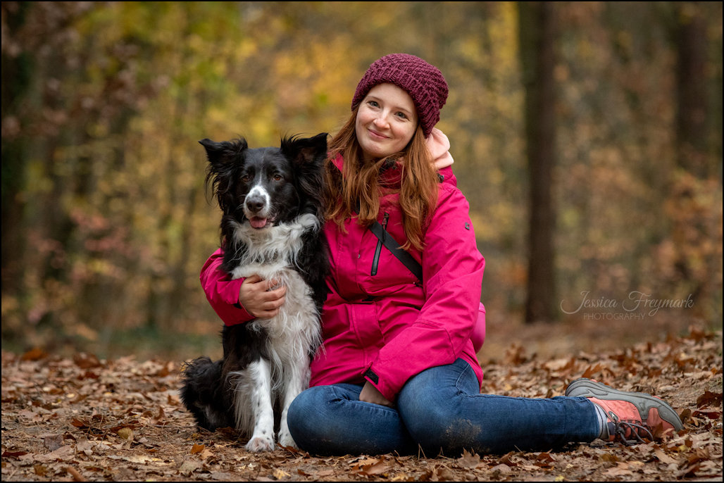 Border Collie mit Frauchen im Herbstwald