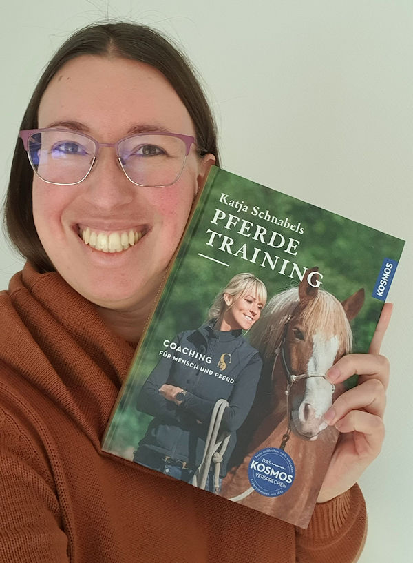 Jessica Freymark mit dem Buch in der Hand