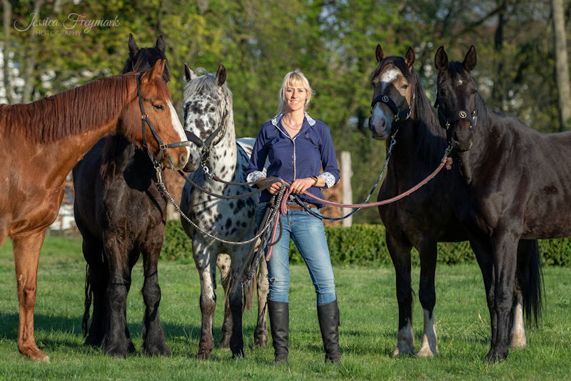 Katja mit 5 Trainingspferden an der Hand