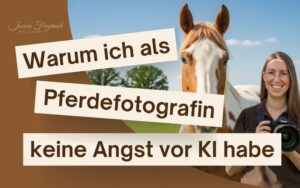 Vorschaubild: Warum ich als Pferdefotografin keine Angst vor KI habe mit KI-generiertem Bild im Hintergrund von Jessica Freymark mit Kamera und geschecktem Pferd.