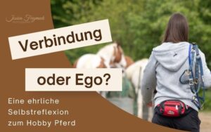 Vorschaubild zum Blogartikel Verbindung oder Ego? Eine ehrliche Selbstreflexion zum Hobby Pferd. Auf dem Bild ist eine Frau mit Halfter zu sehen, die auf ein Pferd zugeht.