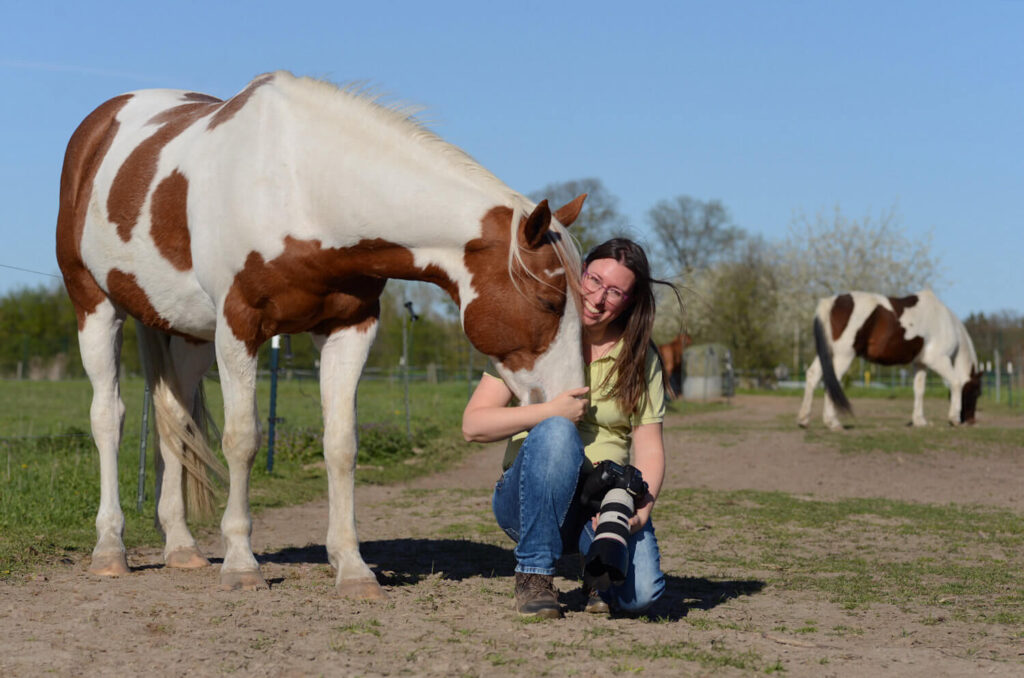 Autorin Jessica Freymark mit ihrem Pflegepferd Jack, innig kuschelnd